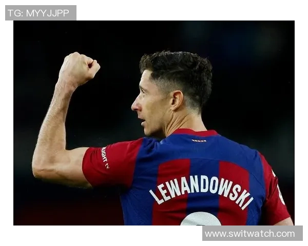 每体：莱万首选持续留在巴萨，若不续约或许考虑退役